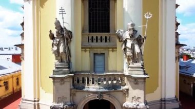 St. George Katolik Katedrali 'nin üzerinde uçan bir drone görüntüsü. Lviv, Ukrayna.