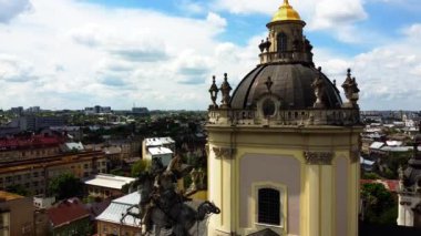 St. George Katolik Katedrali 'nin üzerinde uçan bir drone görüntüsü. Lviv, Ukrayna.