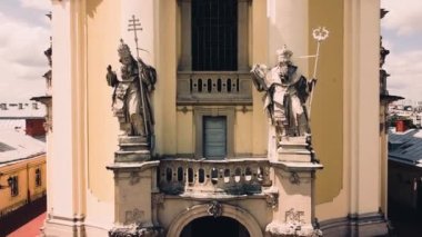 St. George Katolik Katedrali 'nin üzerinde uçan bir drone görüntüsü. Lviv, Ukrayna.