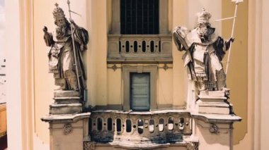 St. George Katolik Katedrali 'nin üzerinde uçan bir drone görüntüsü. Lviv, Ukrayna.