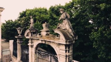 St. George Katolik Katedrali 'nin çitlerinin üzerinden uçan bir dron görüntüsü. Lviv, Ukrayna.