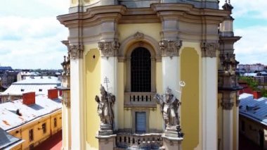 St. George Katolik Katedrali 'nin üzerinde uçan bir drone görüntüsü. Lviv, Ukrayna.