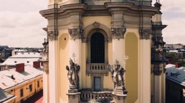 St. George Katolik Katedrali 'nin üzerinde uçan bir drone görüntüsü. Lviv, Ukrayna.