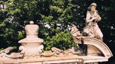 St. George Katolik Katedrali 'nin çitlerinin üzerinden uçan bir dron görüntüsü. Lviv, Ukrayna.