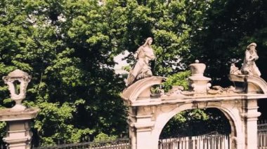 St. George Katolik Katedrali 'nin çitlerinin üzerinden uçan bir dron görüntüsü. Lviv, Ukrayna.