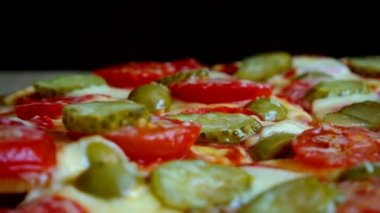 Mozzarella peynirli, zeytinli, salatalıklı, domatesli ve salamlı pizza..