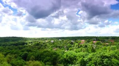 Gökyüzündeki bulutlar. Zaman aşımının çekimi.