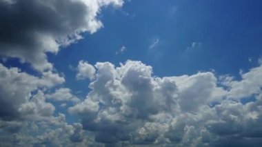 Gökyüzündeki bulutlar. Zaman aşımının çekimi.
