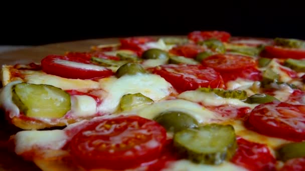 Krájená Pizza Sýrem Mozzarella Olivami Nakládanými Okurkami Rajčaty Salámem — Stock video
