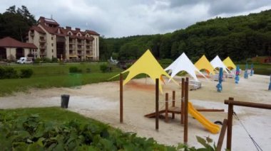 Orman gölünün kumsalında güneş gözlüğü. Otel ve orman.