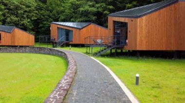 Otelde. Ormandaki modern ahşap kulübeler.