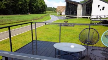 Otelde. Ormandaki modern ahşap kulübeler.