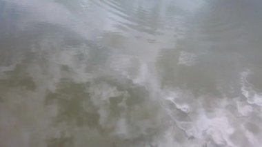 Gölün sularındaki bulutların yansıması..