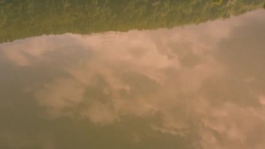 Orman gölünün sularındaki bulutların yansıması..