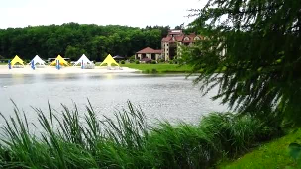 Sonnenschirme Strand Eines Waldsees Hotel Und Wald — Stockvideo