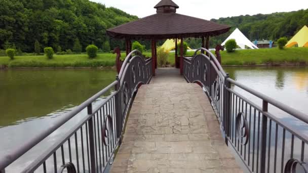 Brug Naar Een Houten Prieel Het Midden Van Het Meer — Stockvideo