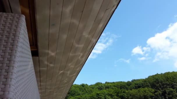 屋根の上の水の太陽のグレアの反射 — ストック動画