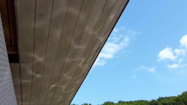 Reflexion Der Sonneneinstrahlung Des Wassers Auf Einem Holzdach — Stockvideo