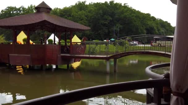 Orman Gölündeki Bir Restoranda Gölün Ortasında Ahşap Bir Çardak — Stok video