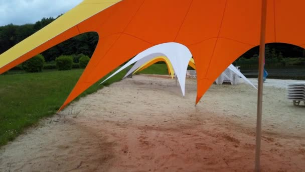 Paraplu Vorm Van Een Tent Het Strand Van Het Bosmeer — Stockvideo