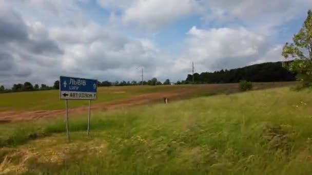 Krajobraz Kraju Strzelanie Samochodu Poruszającego Się Wzdłuż Autostrady — Wideo stockowe