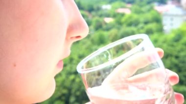 Kız bardaktan su içiyor..