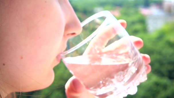 少女はガラスから水を飲む — ストック動画