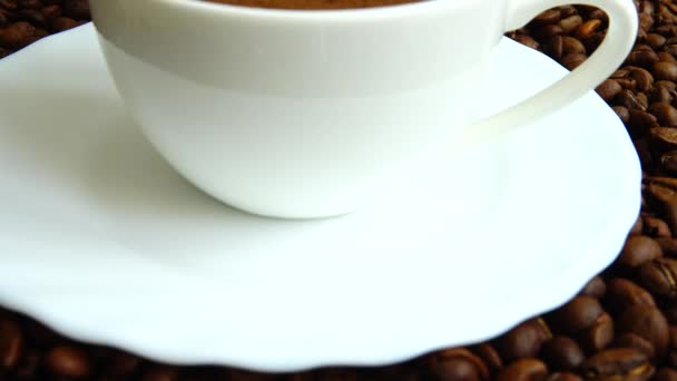 Beker Met Koffie Achtergrond Van Koffiebonen — Stockvideo