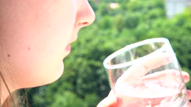 Das Mädchen Trinkt Wasser Aus Einem Glas — Stockvideo