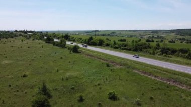 Kırsal tarım arazisinin üzerinde uçan bir dron görüntüsü.