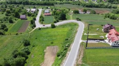 Kırsal tarım arazisinin üzerinde uçan bir dron görüntüsü.