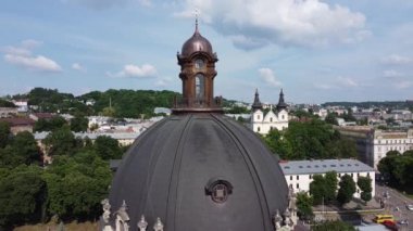 Katolik Katedrali üzerinde uçan bir drone görüntüsü. Bernardine Kilisesi, Lviv..