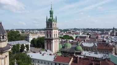 Katolik Katedrali üzerinde uçan bir drone görüntüsü. Dominik Kilisesi, Lviv.