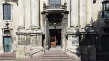Katolik Katedrali üzerinde uçan bir drone görüntüsü. Dominik Kilisesi, Lviv.