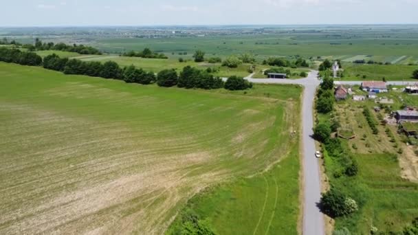 農村部の農業景観上の飛行の空中ドローンビュー — ストック動画