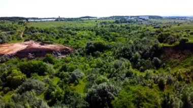 Kırsal tarım alanları arasındaki teknojenik arazi üzerinde uçan bir hava aracı görüntüsü.