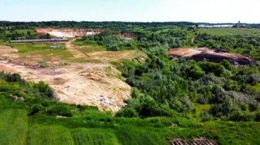 Kırsal tarım alanları arasındaki teknojenik arazi üzerinde uçan bir hava aracı görüntüsü.