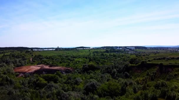 Luchtdrone Zicht Een Vliegend Het Technogene Landschap Tussen Landelijke Landbouwvelden — Stockvideo