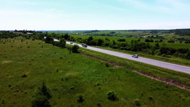 Kırsal Tarım Arazisinin Üzerinde Uçan Bir Dron Görüntüsü — Stok video