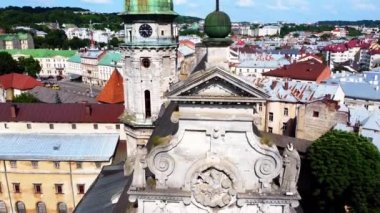 Katolik Katedrali üzerinde uçan bir drone görüntüsü. Bernardine Kilisesi, Lviv..