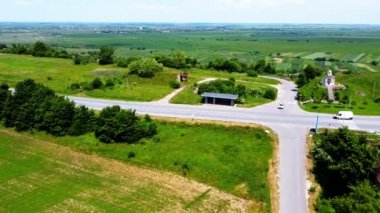 Kırsal tarım arazisinin üzerinde uçan bir dron görüntüsü.