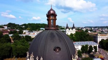 Katolik Katedrali üzerinde uçan bir drone görüntüsü. Dominik Kilisesi, Lviv.