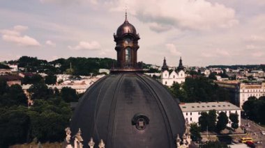 Katolik Katedrali üzerinde uçan bir drone görüntüsü. Dominik Kilisesi, Lviv.