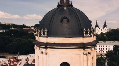 Katolik Katedrali üzerinde uçan bir drone görüntüsü. Dominik Kilisesi, Lviv.