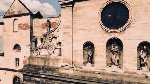 カトリック大聖堂上空の飛行の空中ドローンビュー ベルナルダン教会 リヴィウ — ストック動画