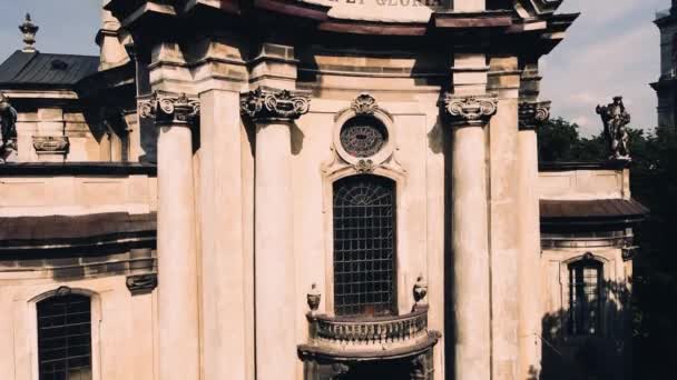 Luchtdrone Uitzicht Een Vliegende Katholieke Kathedraal Dominicaanse Kerk Lviv — Stockvideo