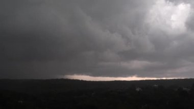 Fırtına ve fırtına bulutları. Yazın çekim..