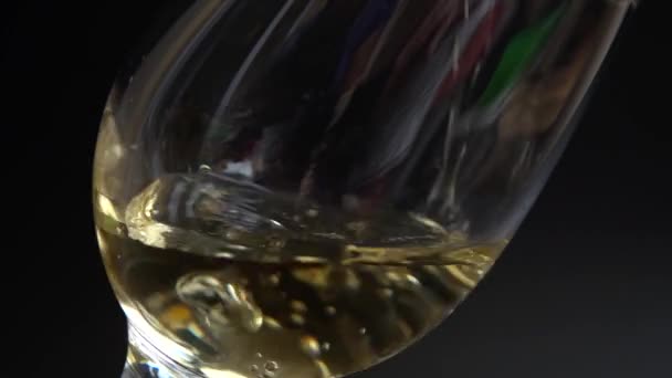 Vin Hälls Ett Glas Svart Bakgrund Långsamma Rörelser — Stockvideo