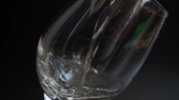 Wein Wird Ein Glas Auf Schwarzem Hintergrund Gegossen Zeitlupe — Stockvideo