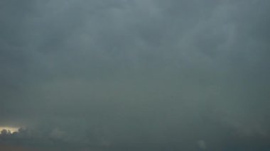 Gökgürültüsü bulutlarının arkaplanındaki şimşek.